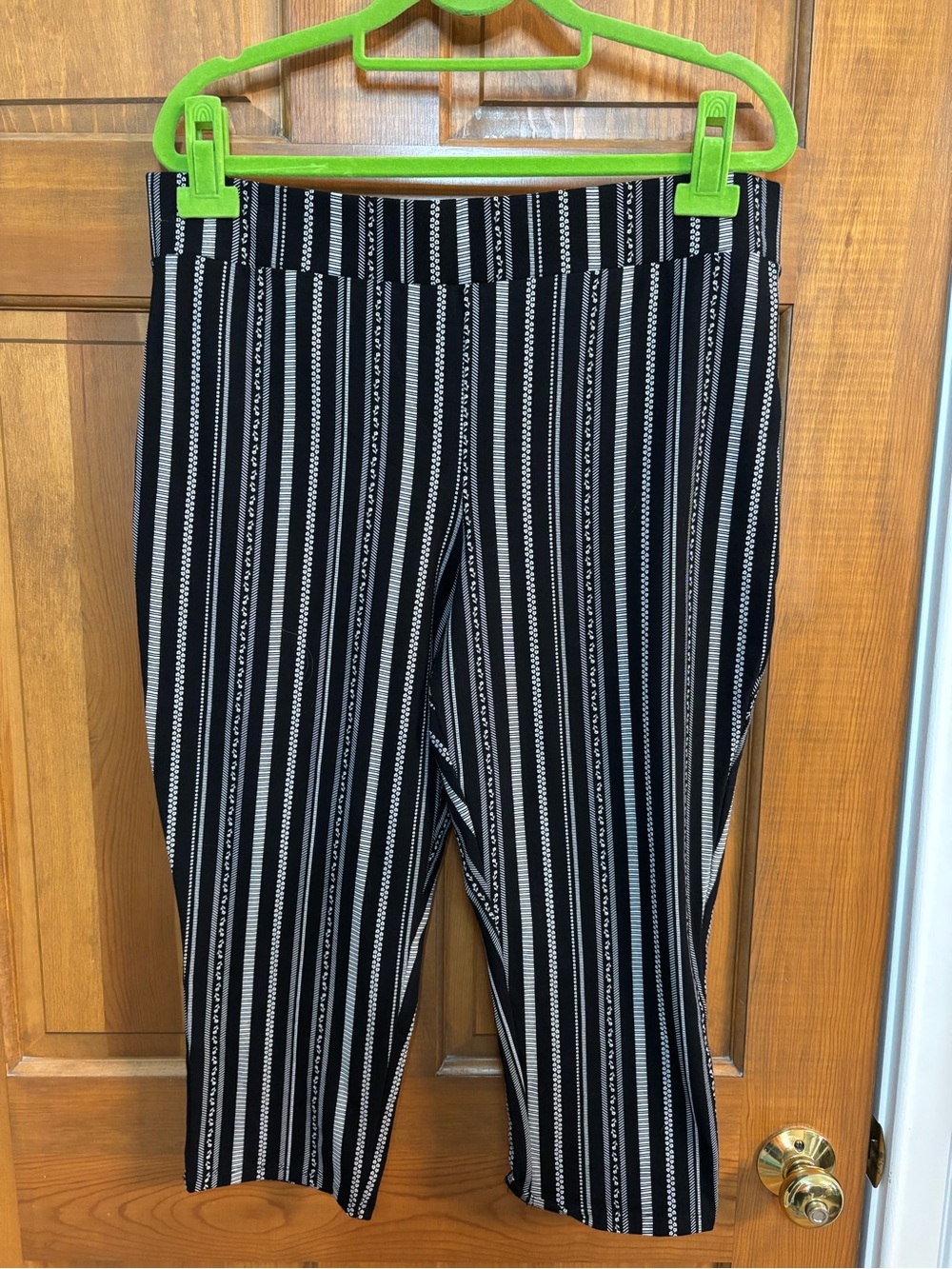 Torrid size 2 EUC Capri leggings in black / tan floral stripe! No pockets